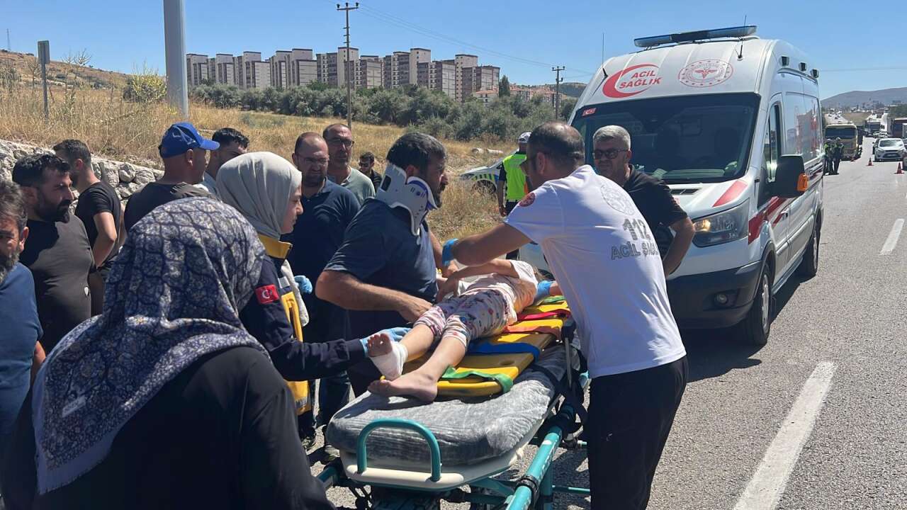 Çekici ile traktör çarpıştı! 4’ü çocuk 6 yaralı var 6